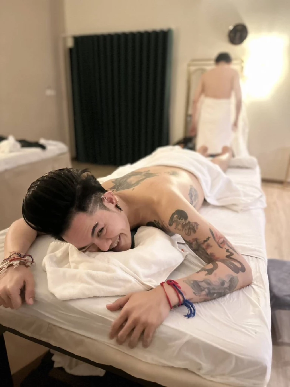 เที่ยวหมอนวด? 'นักร้องดัง' ก. เคลียร์ชัดภาพหลุดหนุ่มผ้าขนหนู