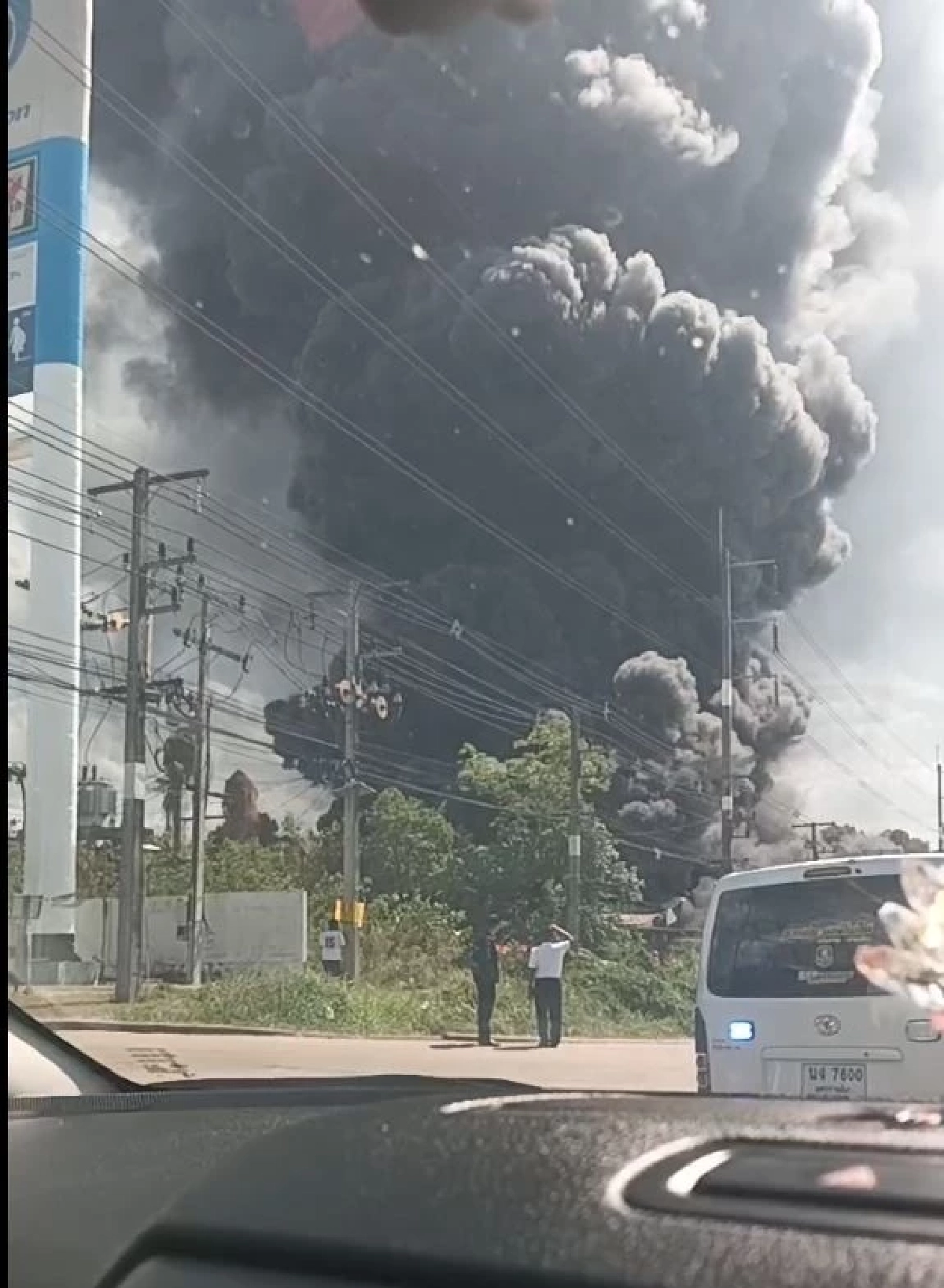 ด่วน! ไฟไหม้โกดังเก็บโฟม ใกล้เคียงปั๊มน้ำมัน แสงเพลิงระดับ 5