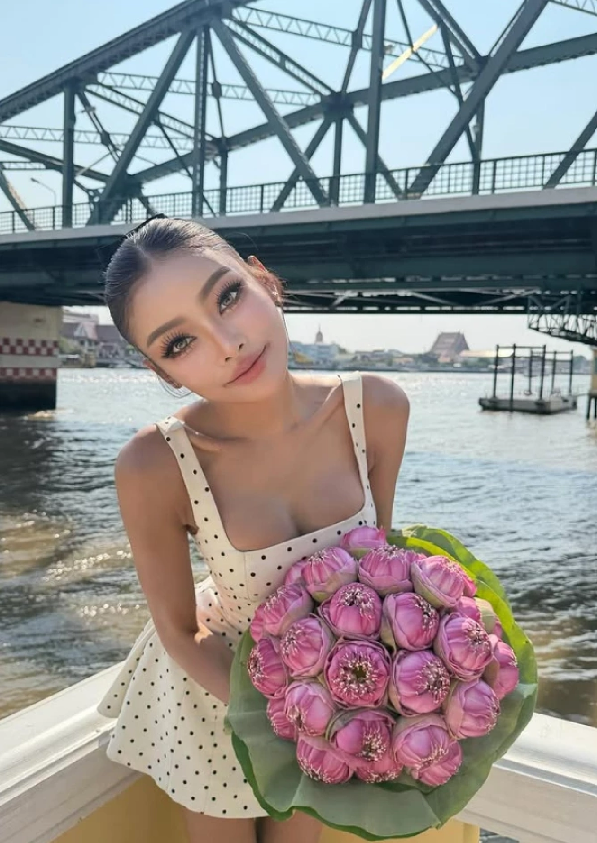 Gen Z ปลุกชีพ "ดอกบัว" สลัดภาพจำหิ้งพระ สู่พร็อพแฟชั่นสุดชิค