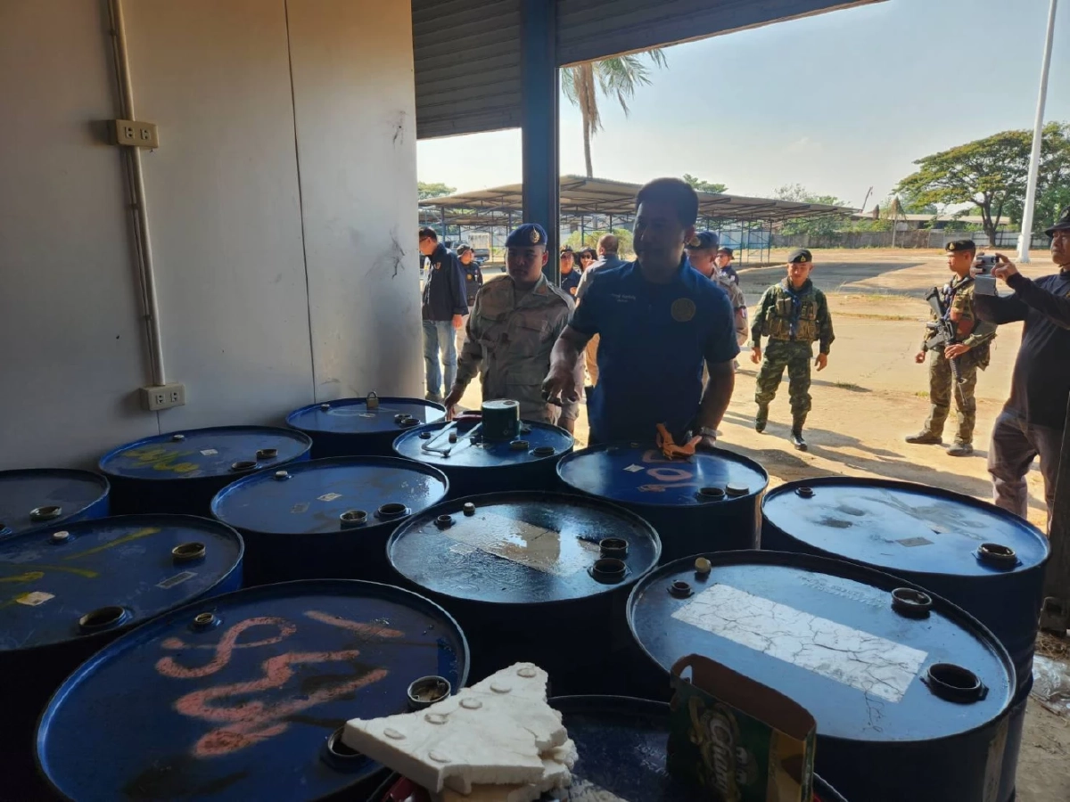 ตรวจยึดรถบรรทุกน้ำมัน 20,000 ลิตร เลี้ยวเข้าโกดังลับ ริมแม่น้ำเมย