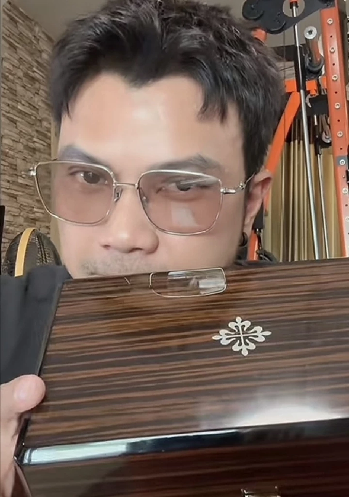 "หนุ่ม กะลา" ฟาดหน้าสั่น! ตอกกลับชาวเน็ตแซะแรง "เอาเงินไปซื้อของให้ลูกบ้าง"