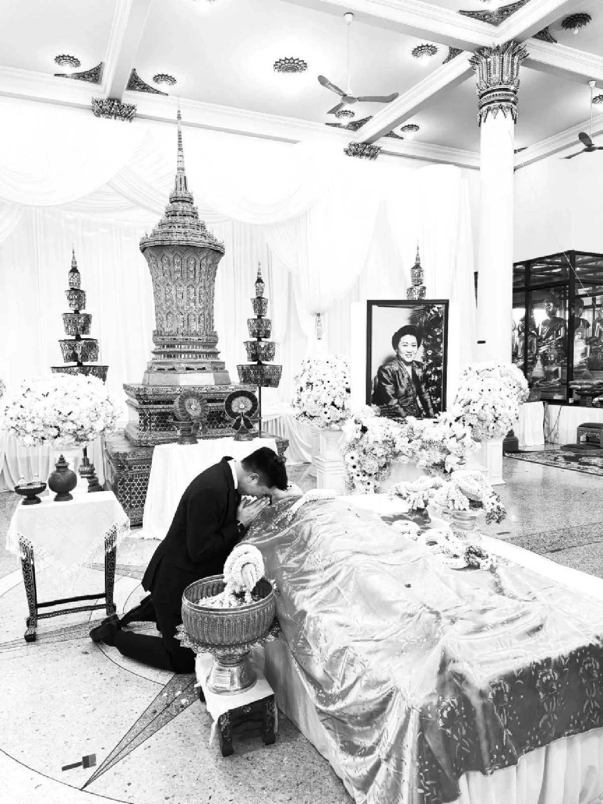 สุดอาลัย (คลิป) "เฉลิม อยู่บำรุง" นั่งเศร้า มองร่าง "ลำเนา อยู่บำรุง" ภรรยา ผู้ล่วงลับ