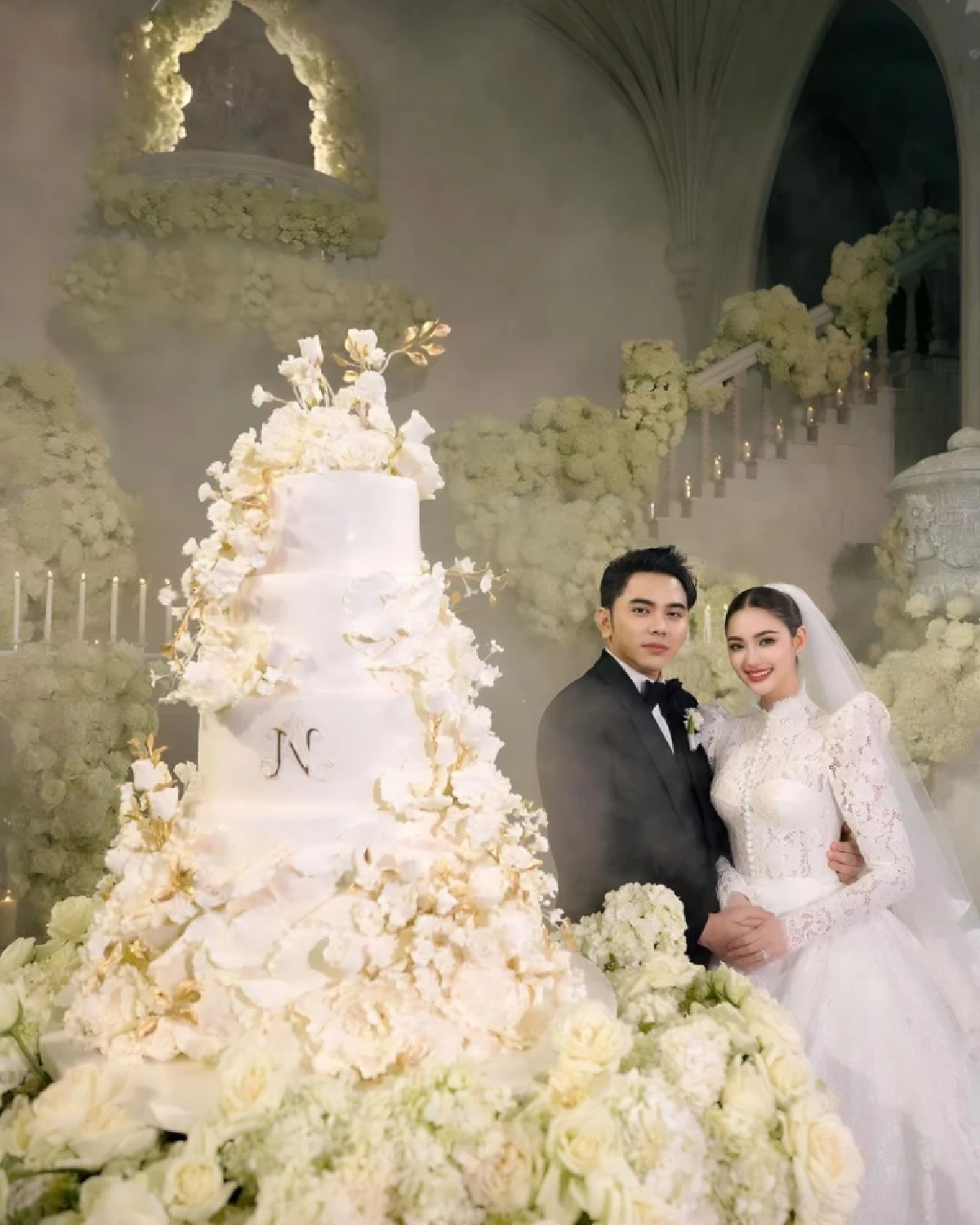 ประวัติ 'แอ็คมี่ วรวัฒน์' นักธุรกิจหมื่นล้าน ดีกรีนักร้อง สามีนางเอกดัง