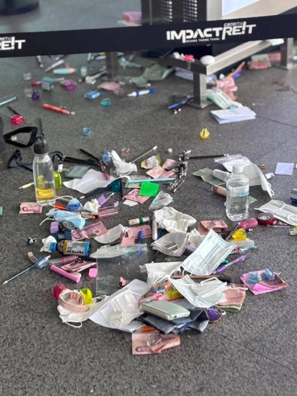 สนามสอบโรงเรียนดัง ห้ามนำเงินเข้าห้องสอบ นร.ทิ้งเกลื่อนพื้น