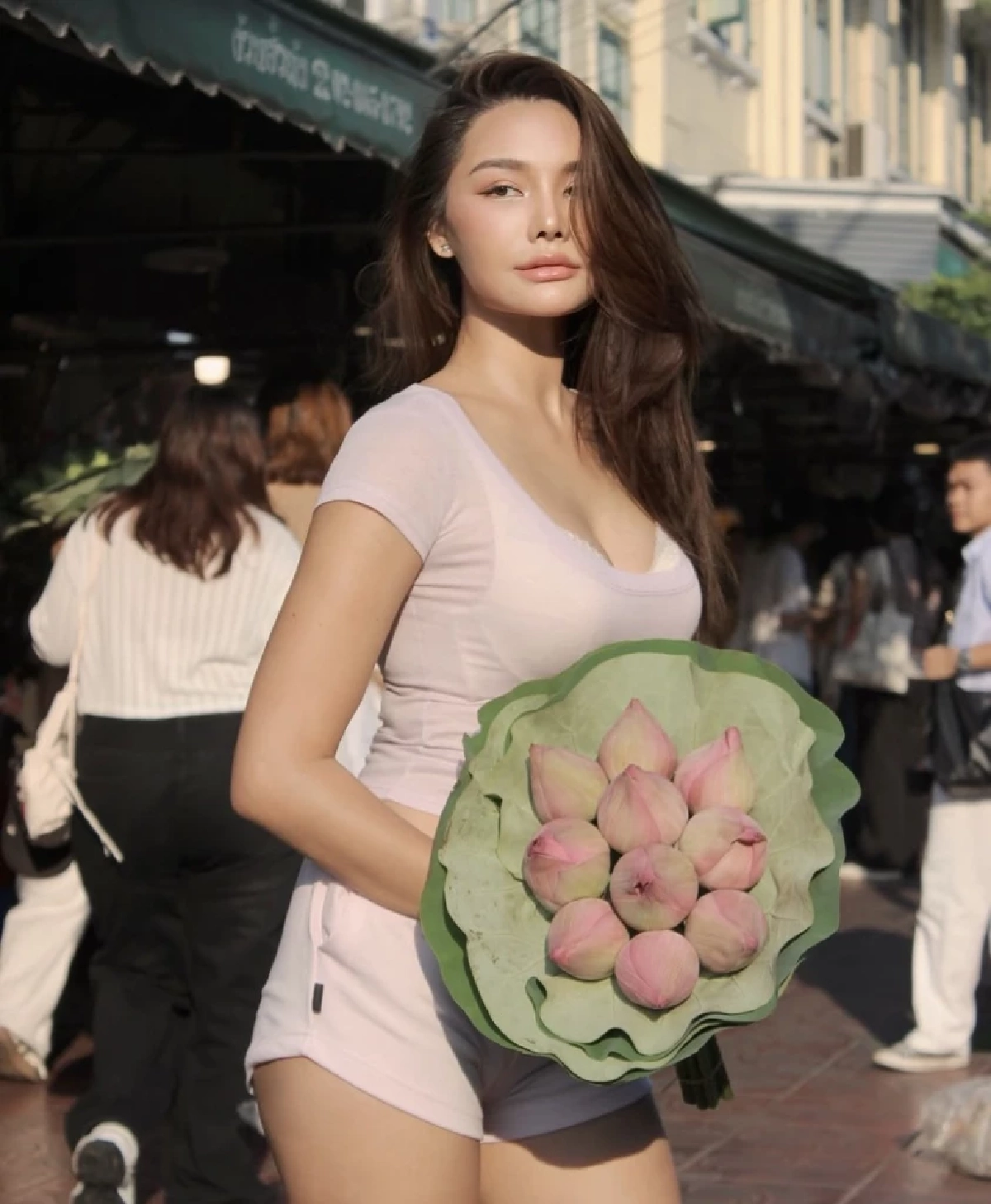 Gen Z ปลุกชีพ "ดอกบัว" สลัดภาพจำหิ้งพระ สู่พร็อพแฟชั่นสุดชิค