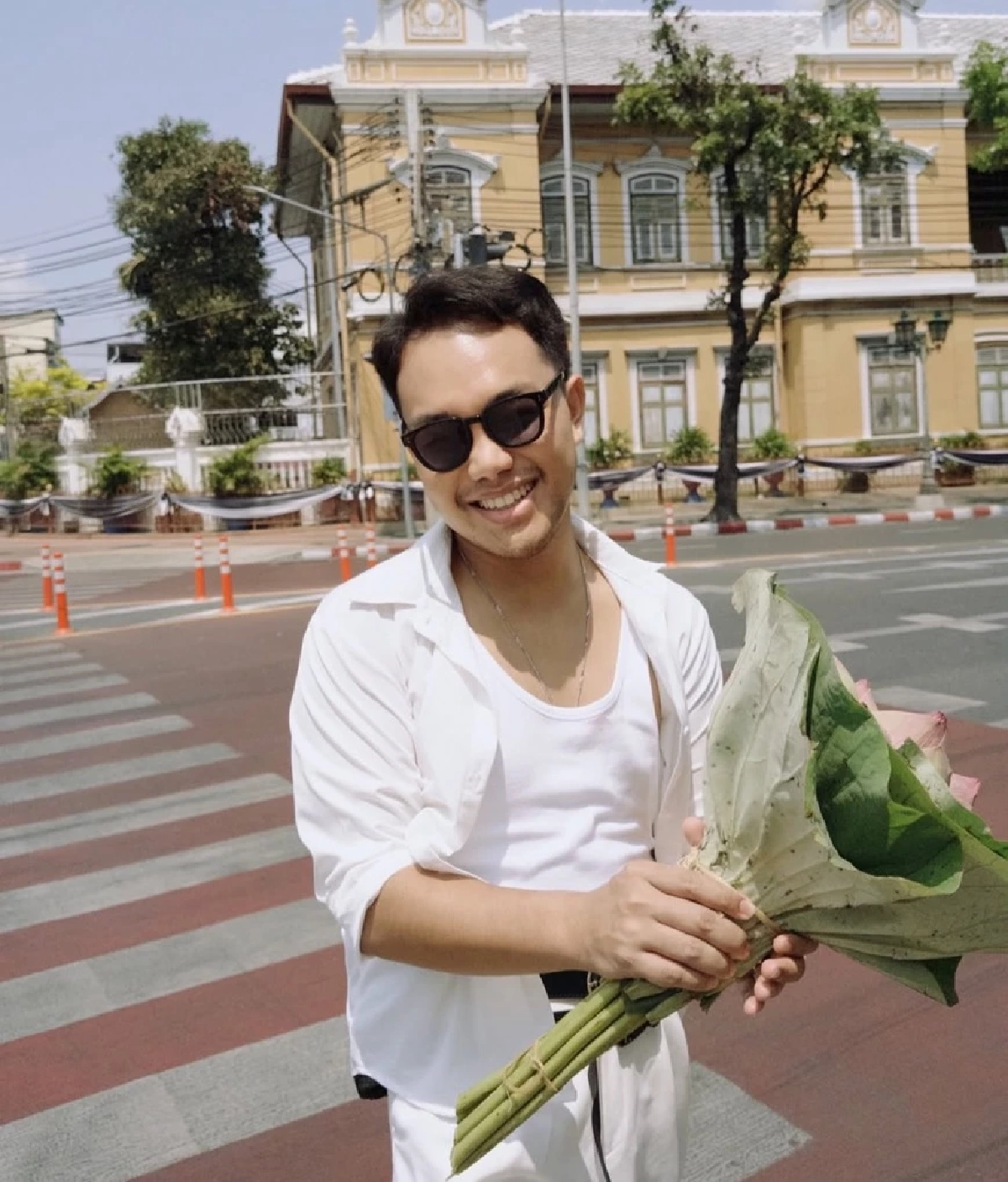 Gen Z ปลุกชีพ "ดอกบัว" สลัดภาพจำหิ้งพระ สู่พร็อพแฟชั่นสุดชิค