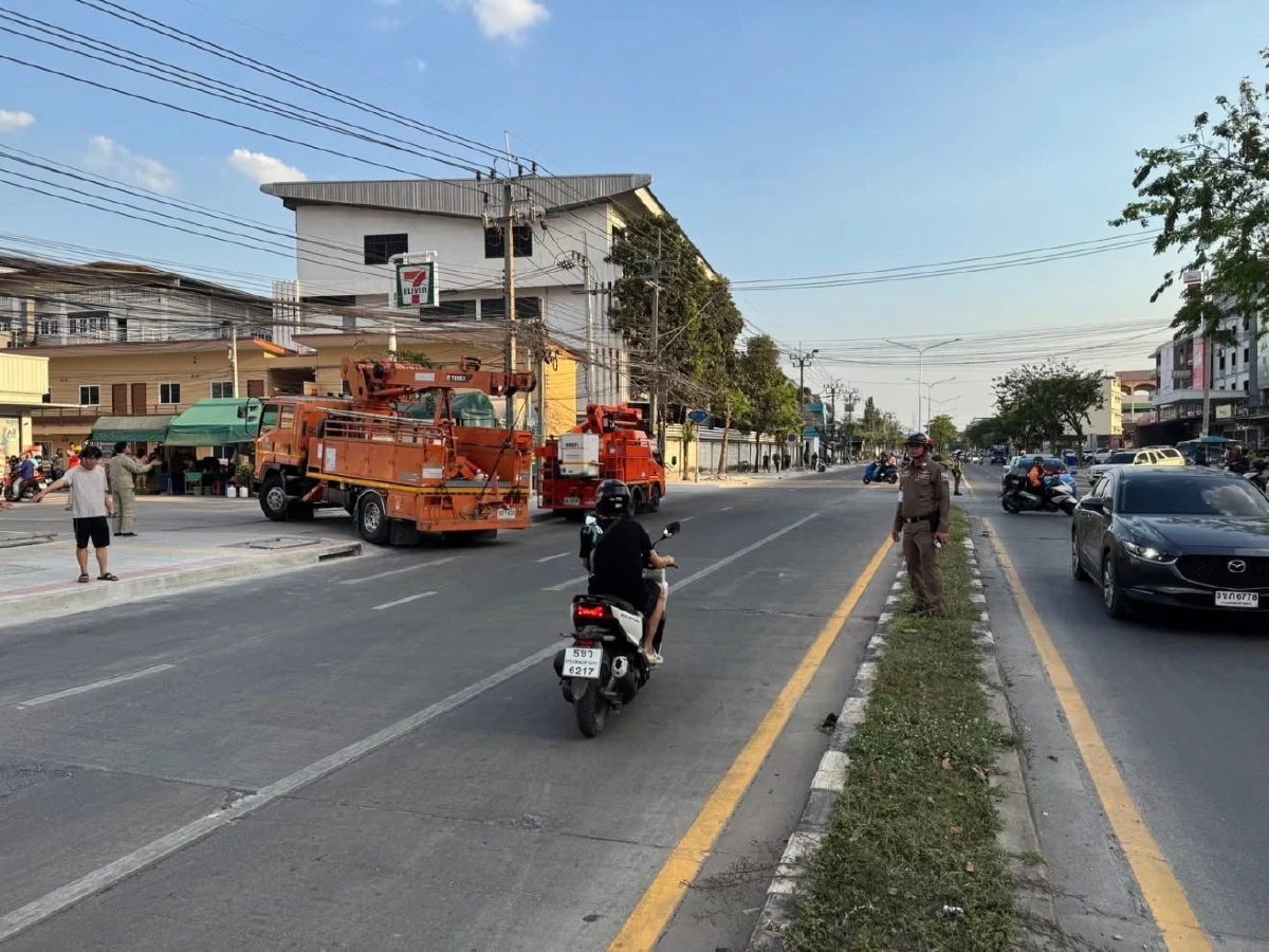 ระทึกท่าข้าม รถ 18 ล้อเกี่ยวสายไฟร่วง เสาหักระเนระนาด 3 ต้น