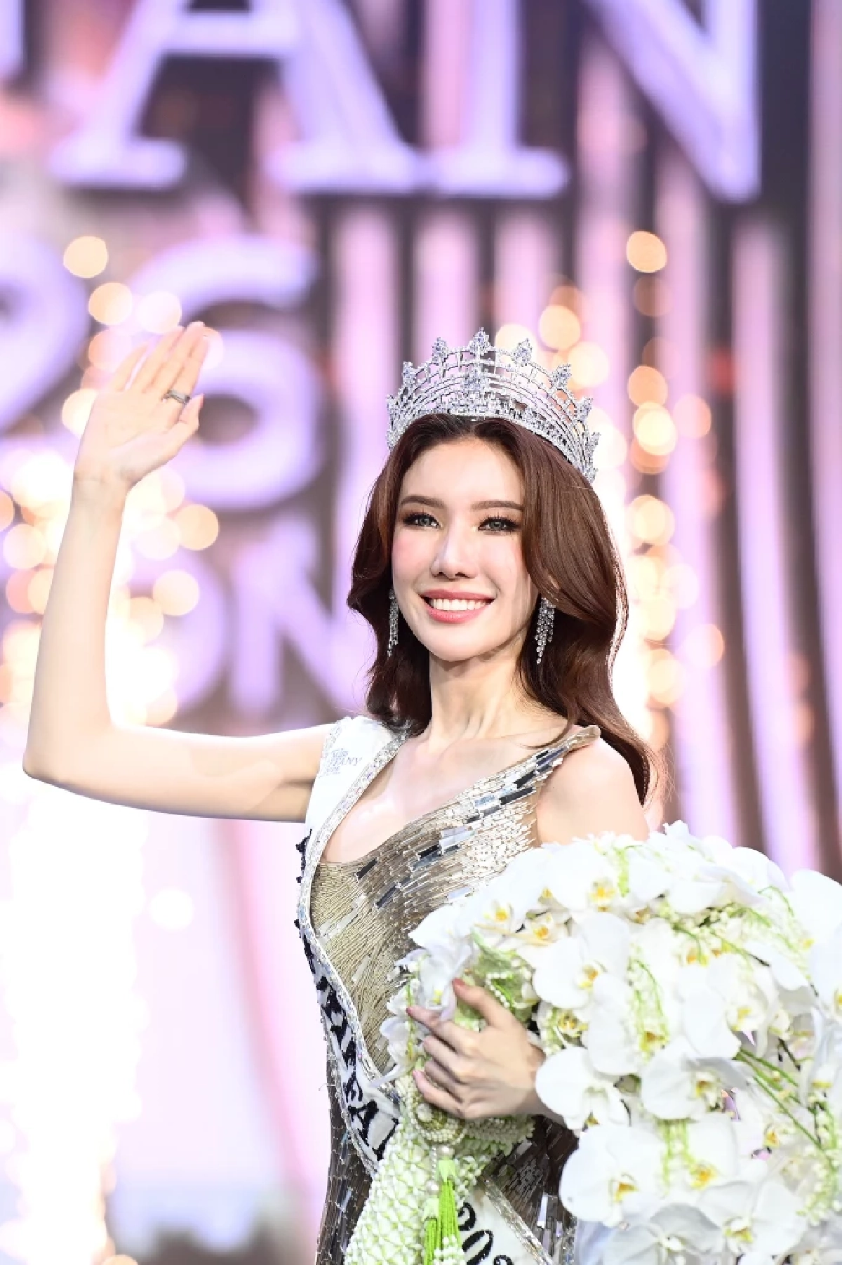 มงลง 'บุ๊ค ธีรชยา' ใช้กึ๋นสะกดกรรมการ คว้า Miss Tiffany 2026