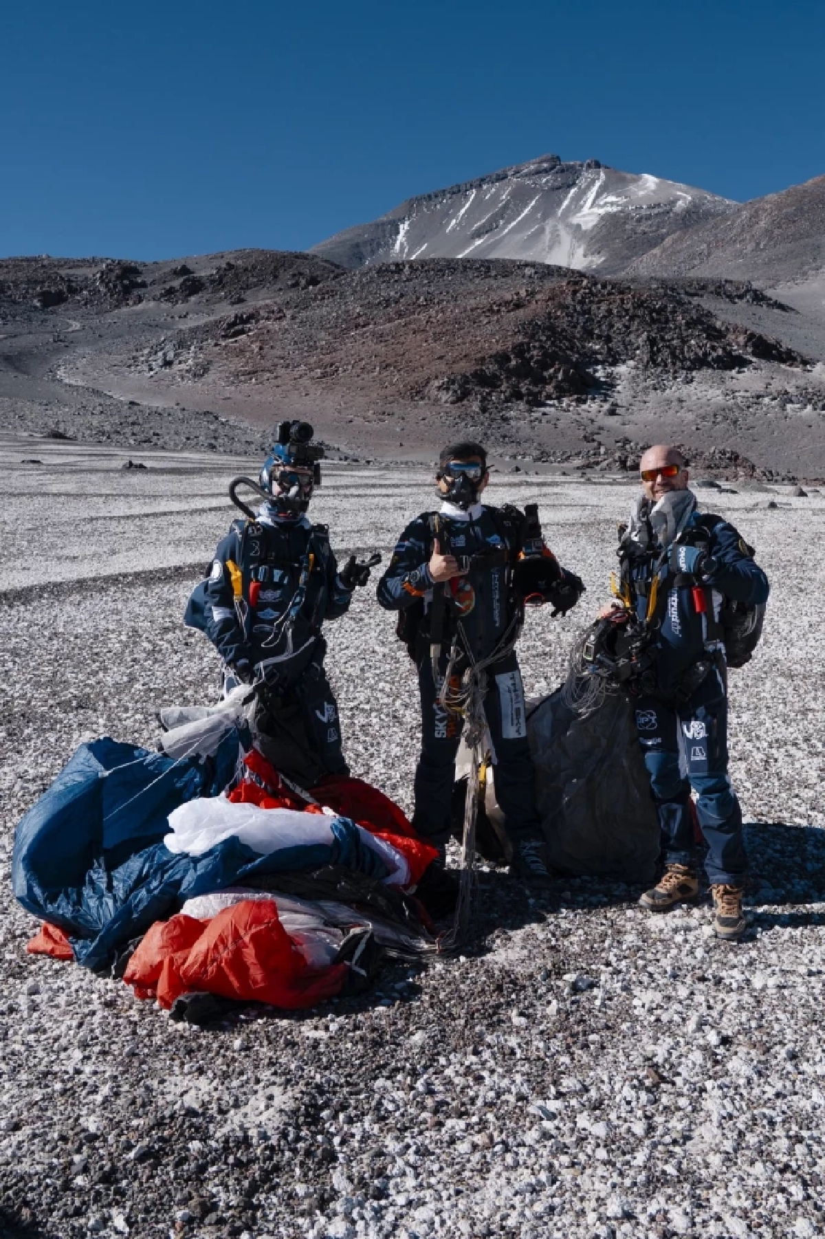 คนไทยคนแรกของโลก ทุบสถิติ Guinness World Records โดดร่มลงจอดจุดสูงสุดภูเขาไฟชิลี