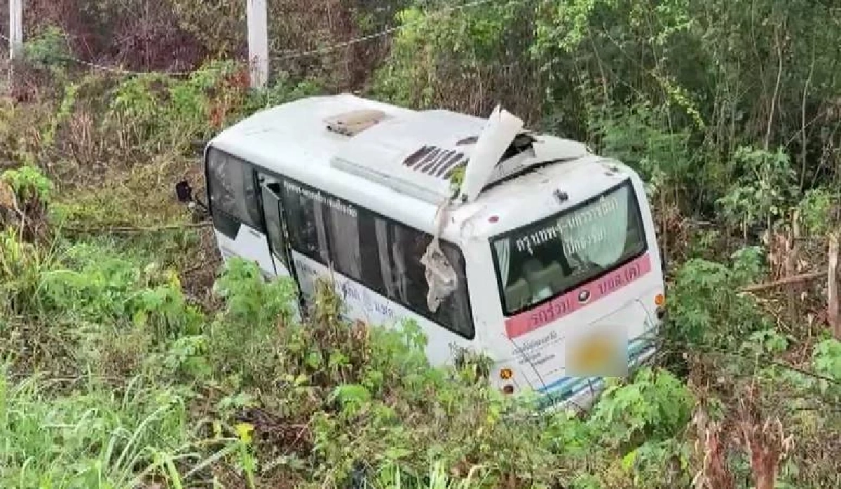 ระทึก! ฝนตกถนนลื่น มินิบัส ตกข้างทาง คนขับ-ผู้โดยสาร บาดเจ็บ 15 ราย
