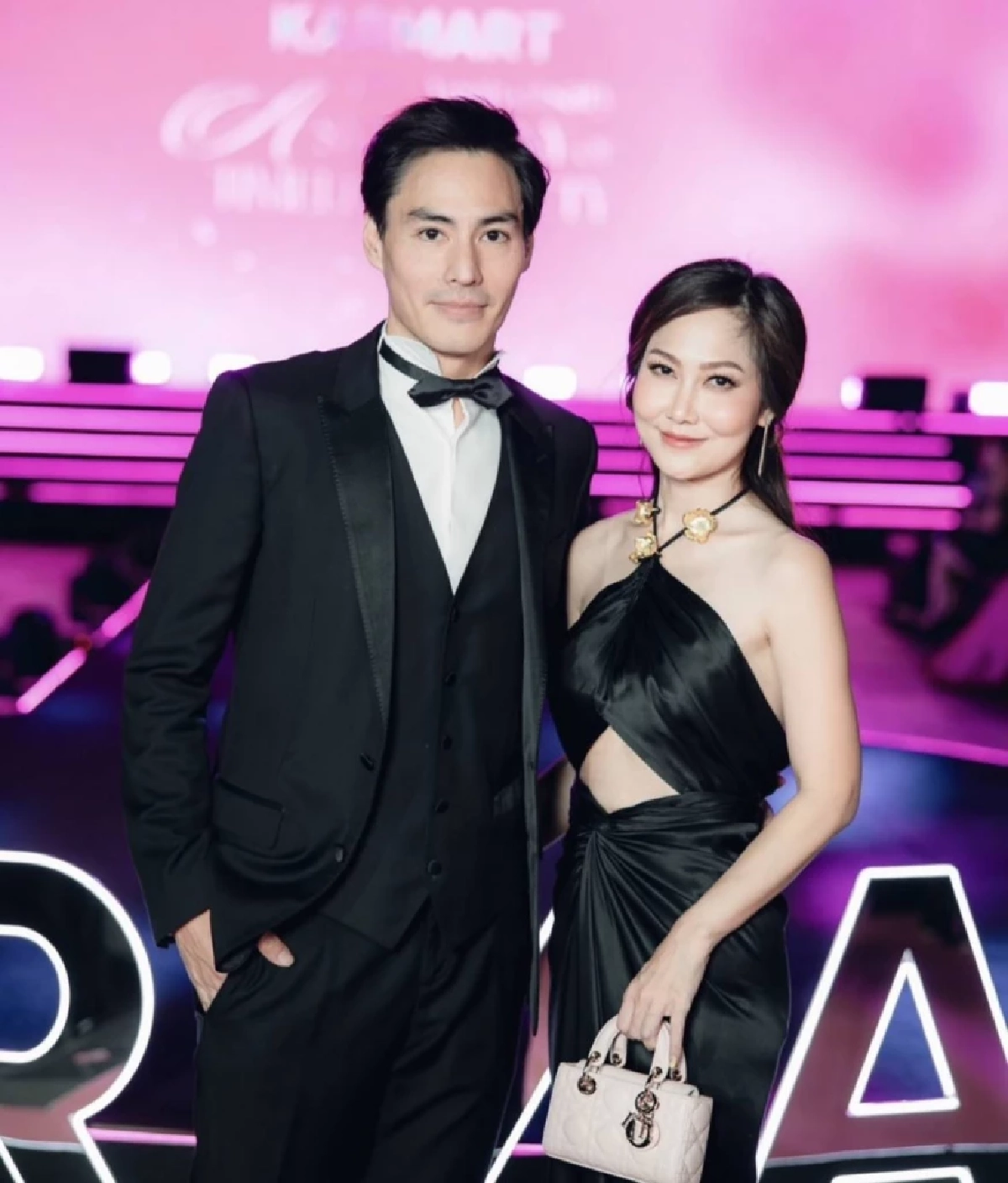 ไปกันใหญ่! "ไฮโซน้ำหวาน - นาวินต้าร์ " ขึ้นสำนักงานเขต "นักไลฟ์" ยันไม่ขอโทษ