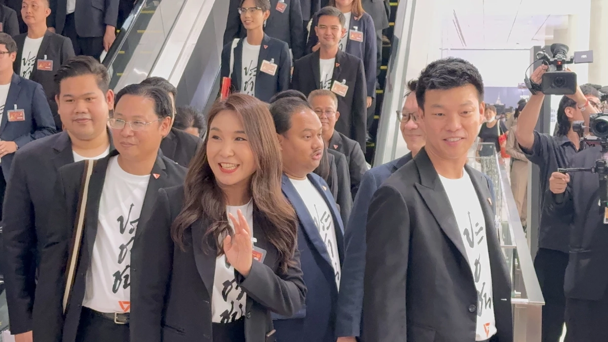 "หัวหน้าเท้ง" นำทีม สส.พรรคประชาชน รายงานตัว พร้อมทำหน้าที่ทันที