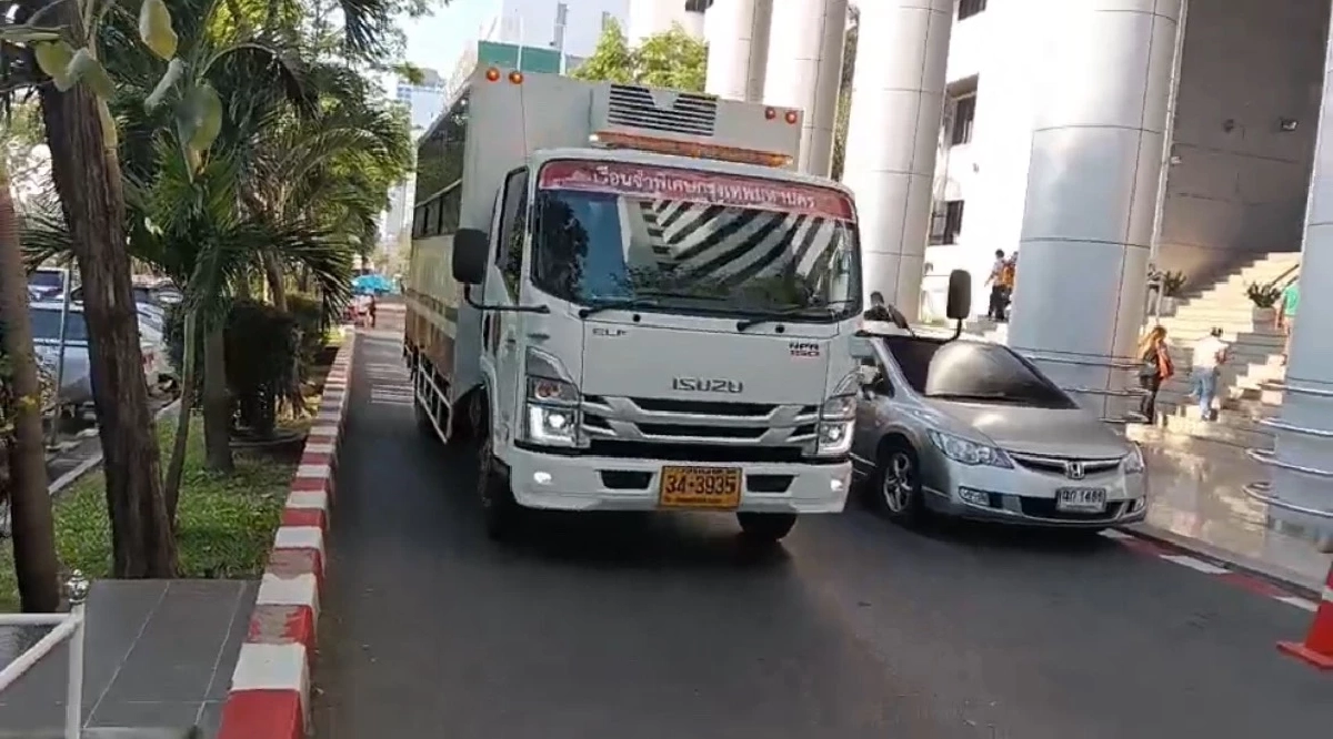 เผยสภาพ "ทนายตั้ม" ขึ้นศาล ซักค้านคดีฉ้อโกงฯ "เจ๊อ้อย" สรุปอัปเดตคดีล่าสุด