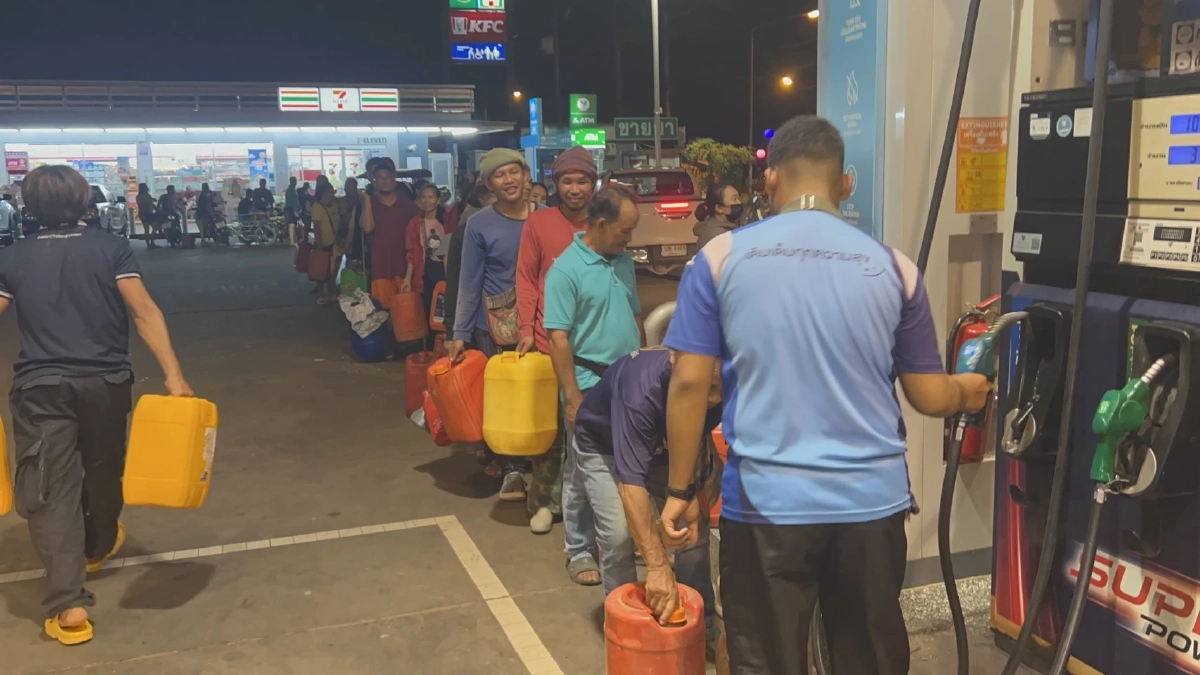 ปั๊มแทบแตก ชาวบ้านหิ้วแกลลอน แห่จองคิวเติมน้ำมัน แถวยาวกว่า 3 กม.