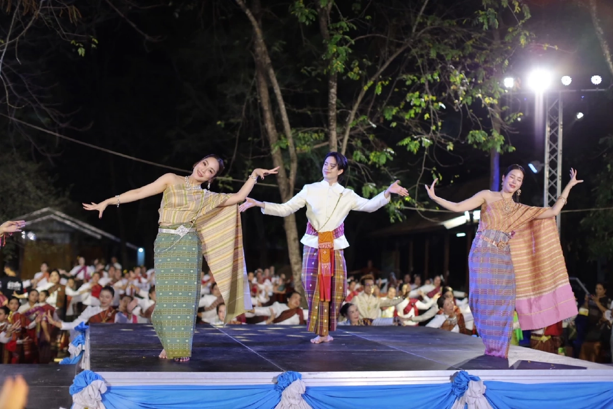 เปิดเลขธูป! บวงสรวงใหญ่ “หมอดูต๊อกแต๊ก A4” นำทัพดารา-นางรำ 500 ชีวิต