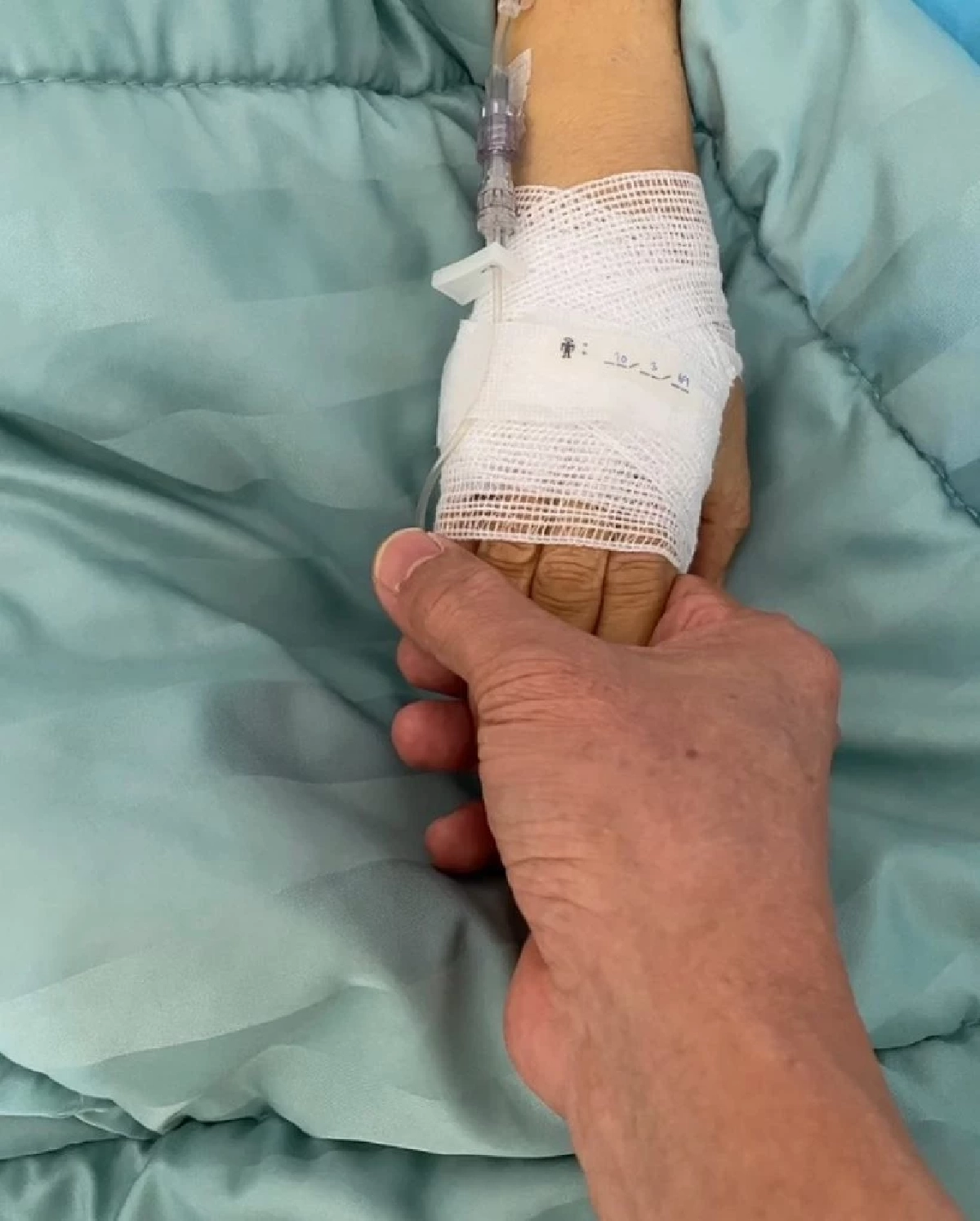 จับตา 'กุญแจซอล' ไร้เงางานศพแม่คืนแรก? ย้อนรอยร้าวเกิดอะไรขึ้นกับครอบครัว