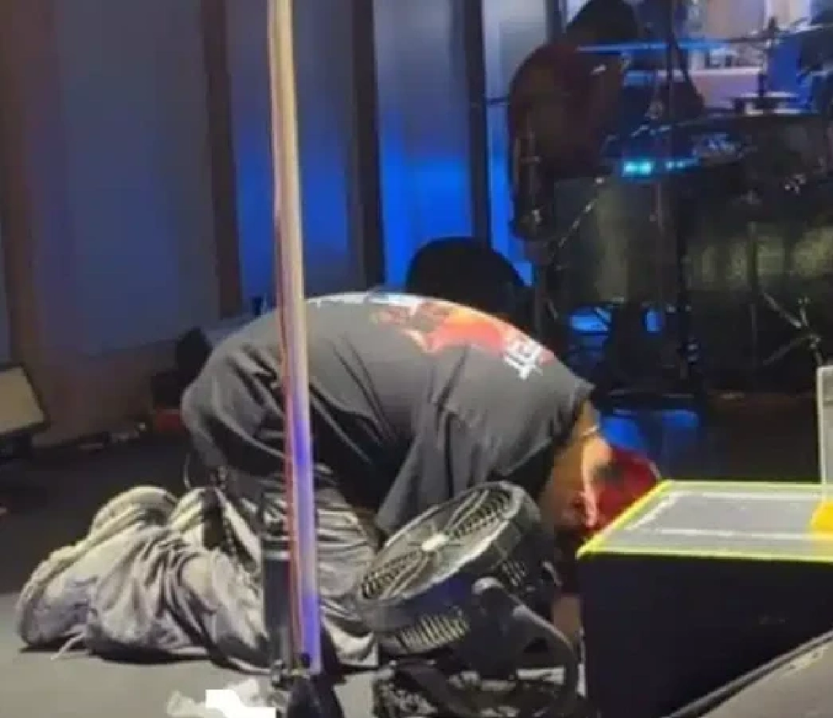 “ธีร์ Only Monday” ก้มกราบกลางเวที หลังเจอมรสุมคลิปหลุดพ่นพิษ ไร้สังกัด