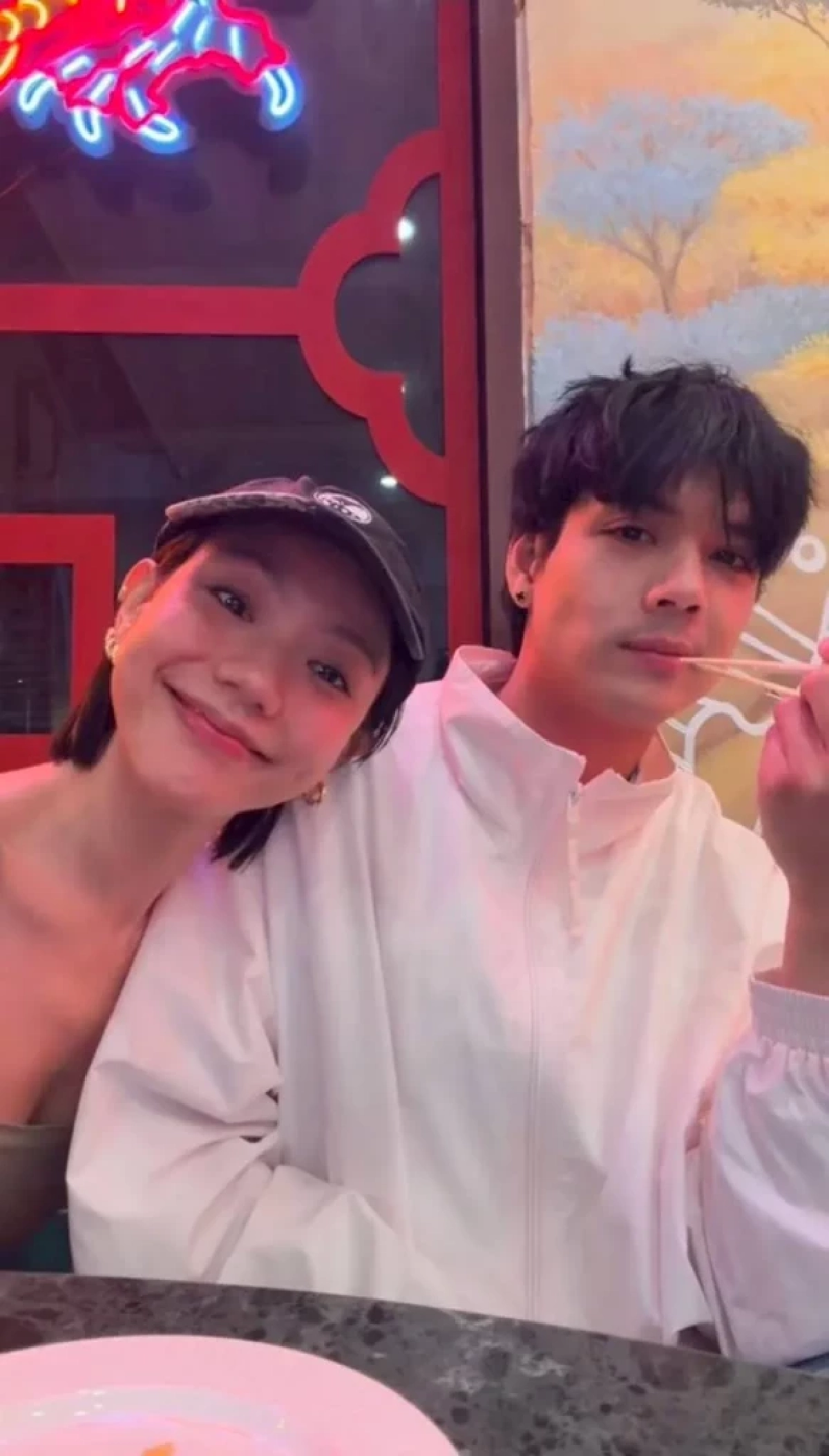 เปิดประวัติ "เล็ก วสุ" สาวสวยหน้าเก๋ หวานใจ "นิกกี้ ณฉัตร" คือใครกันนะ?