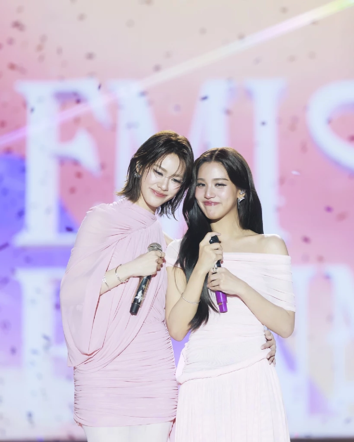 'เอมี่-บอนนี่' สะกดทั้งฮอลล์ โชว์ไฮโน้ตสุดปัง สมมงดูโอ้ดาวรุ่ง!