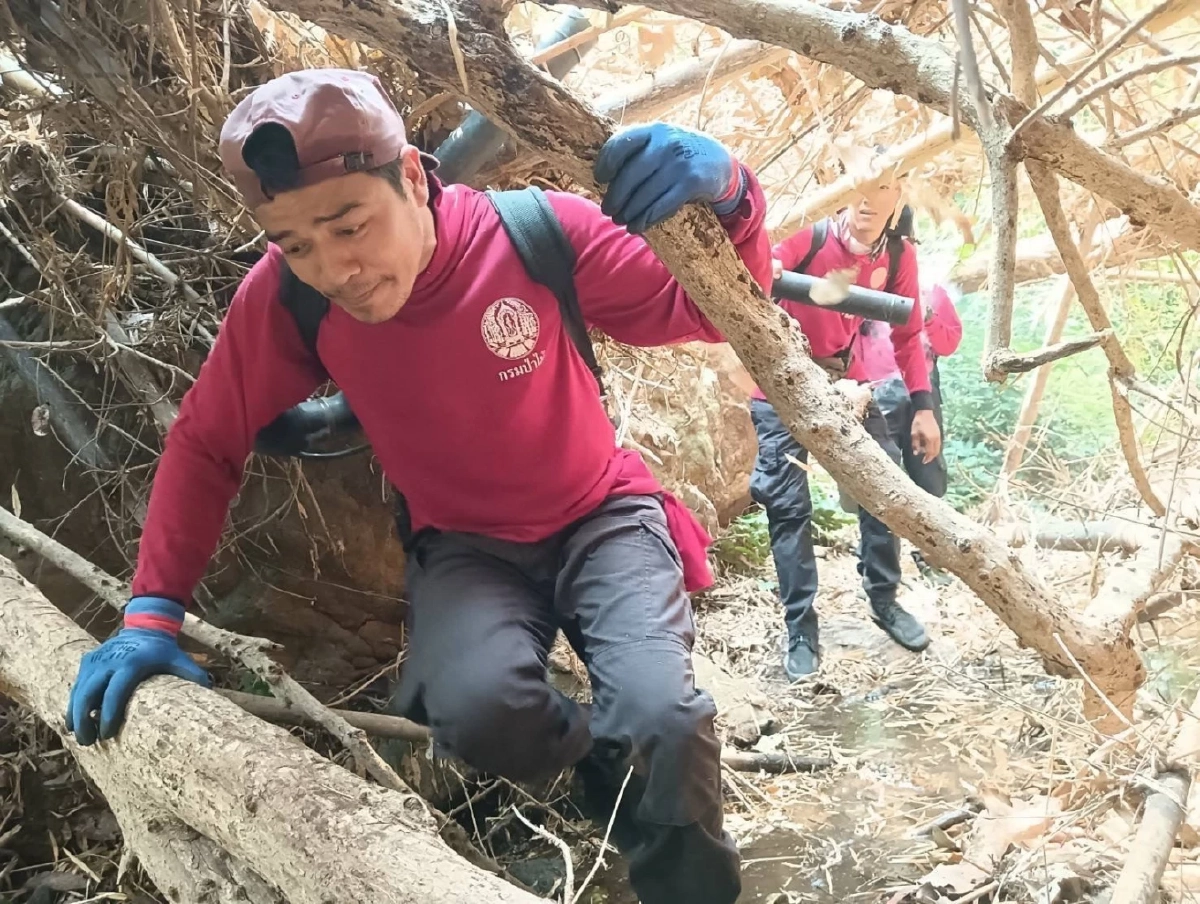 เปิดภาพ "ฮีโร่ดับไฟป่า" ร่างทรุดกลางภูเขาสูงเหนื่อยล้าแต่ใจยังสู้