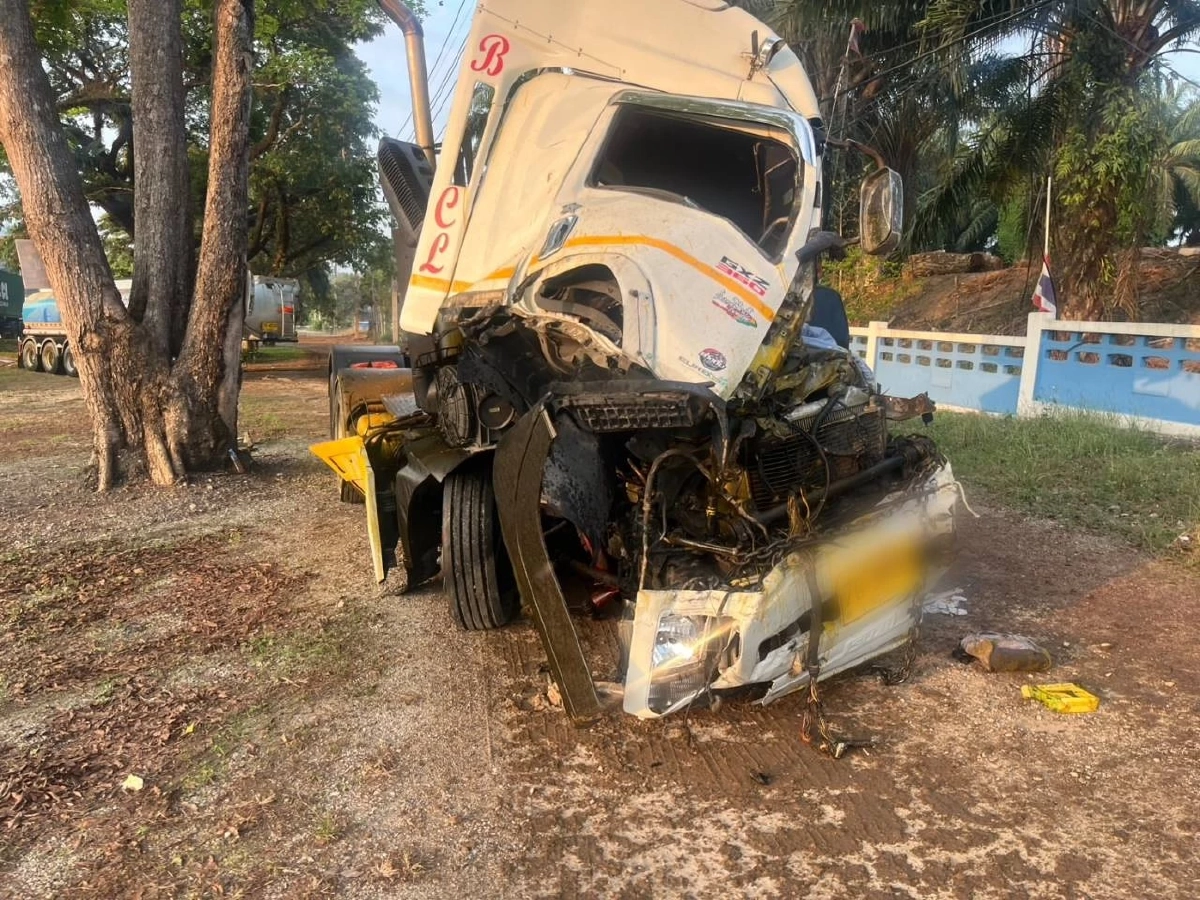 รถบรรทุก ชนท้ายรถจอดข้างทาง น้ำมันปาล์มรั่วไหล เกลื่อนพื้นถนน