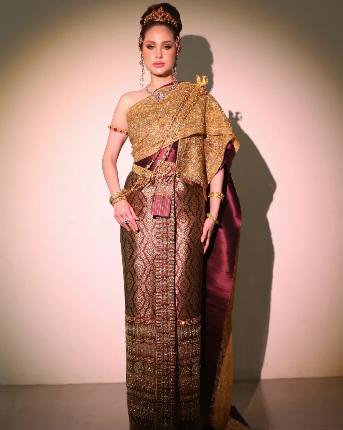 สืบทอดพันปีกี่โมง?  กัมพูชาโต้ไทย ลั่น! 'สไบ' ต้นกำเนิดคือเขมรสืบทอดนานพันปี