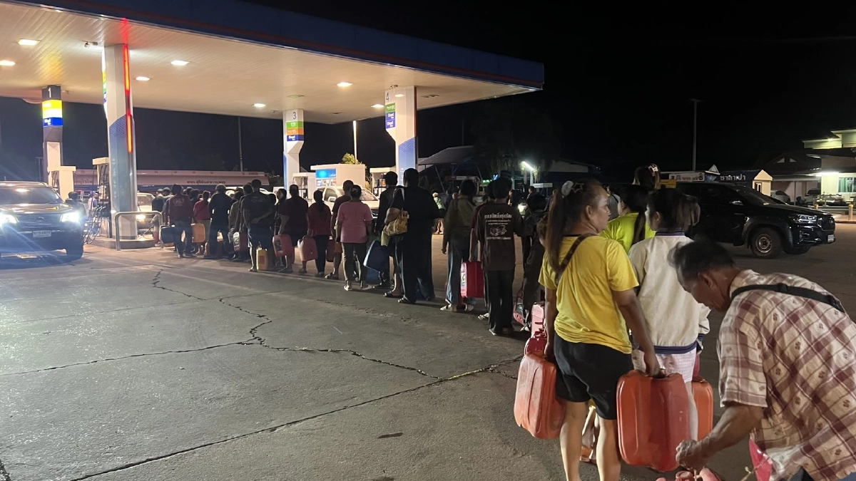 ปั๊มแทบแตก ชาวบ้านหิ้วแกลลอน แห่จองคิวเติมน้ำมัน แถวยาวกว่า 3 กม.