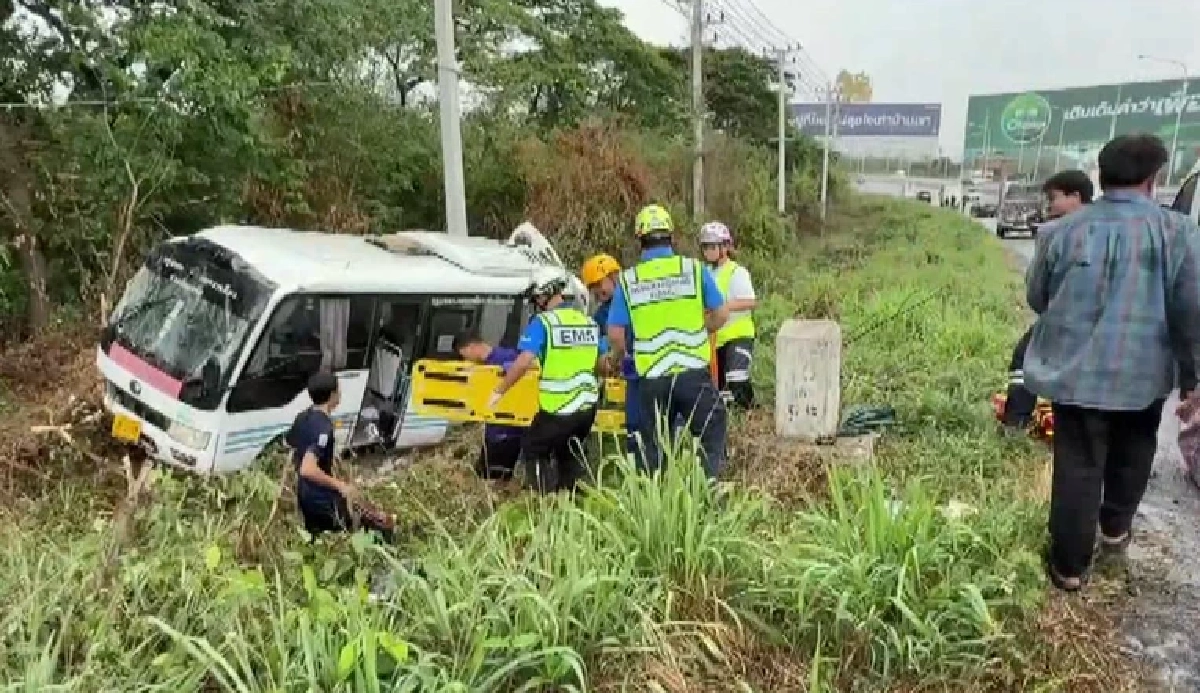 ระทึก! ฝนตกถนนลื่น มินิบัส ตกข้างทาง คนขับ-ผู้โดยสาร บาดเจ็บ 15 ราย