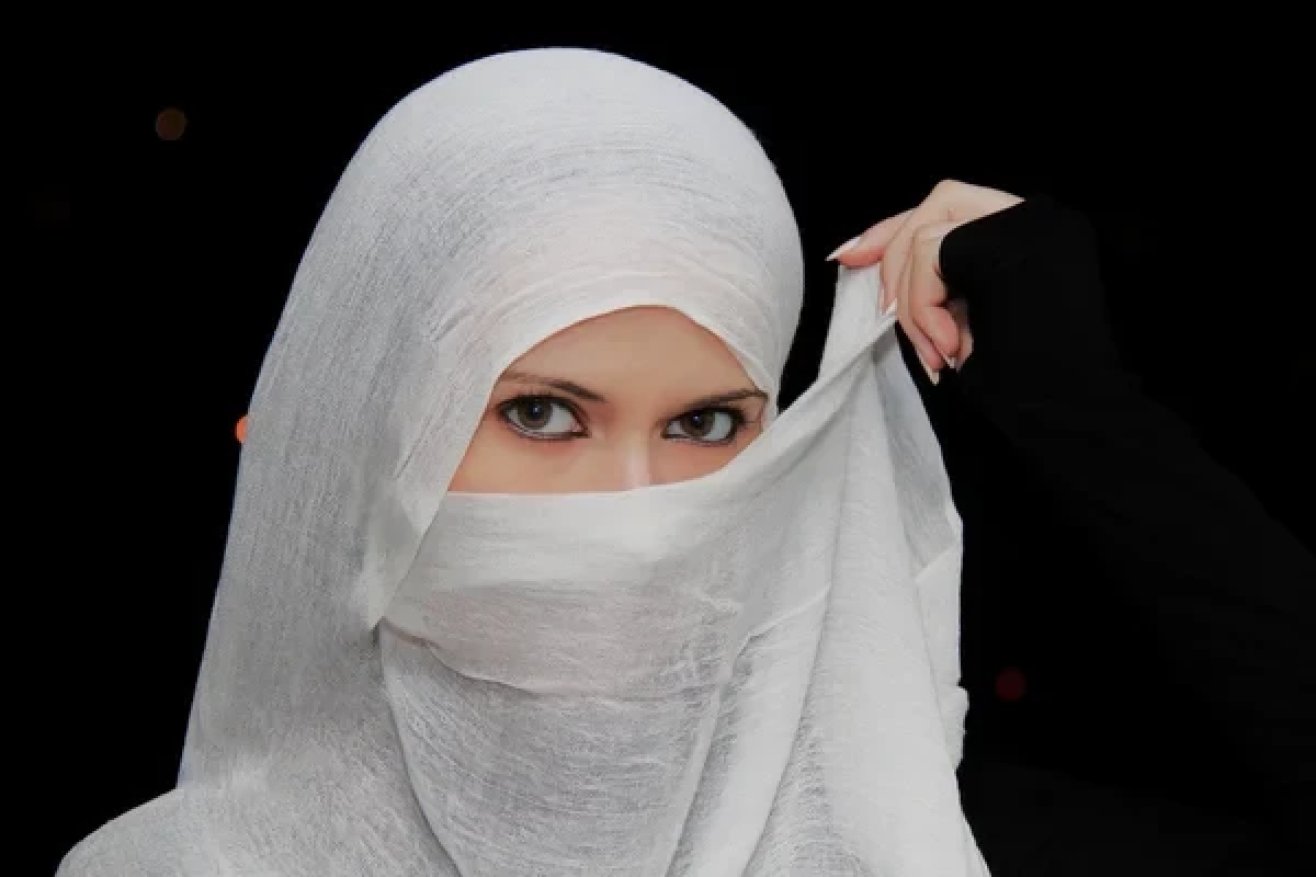 เปิด 7 กฎหมายที่พรากอิสรภาพ “นรกบนดิน” ของผู้หญิงในอิหร่านยุคคาเมเนอี