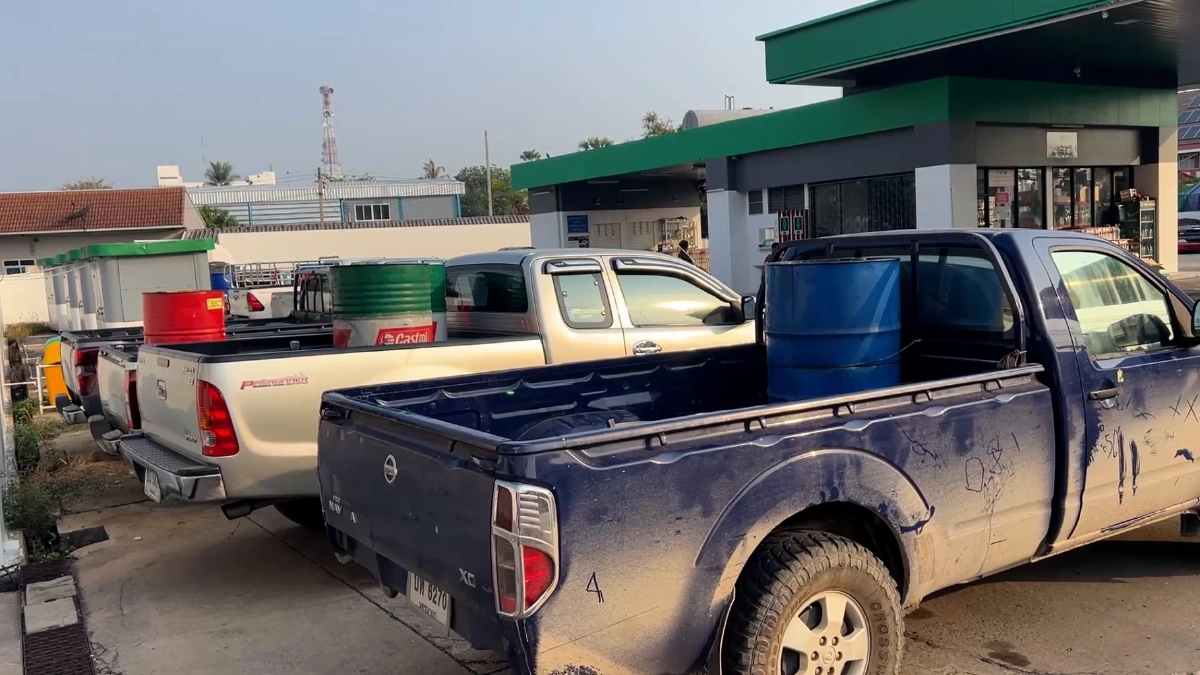 ชาวบ้านแห่จองคิวเติมน้ำมัน อึ้ง!คิวแรกวันนี้มาจองคิวตั้งแต่เมื่อวาน