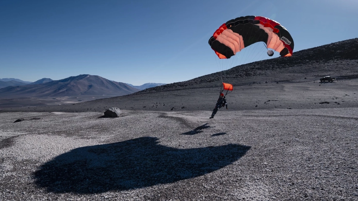 คนไทยคนแรกของโลก ทุบสถิติ Guinness World Records โดดร่มลงจอดจุดสูงสุดภูเขาไฟชิลี