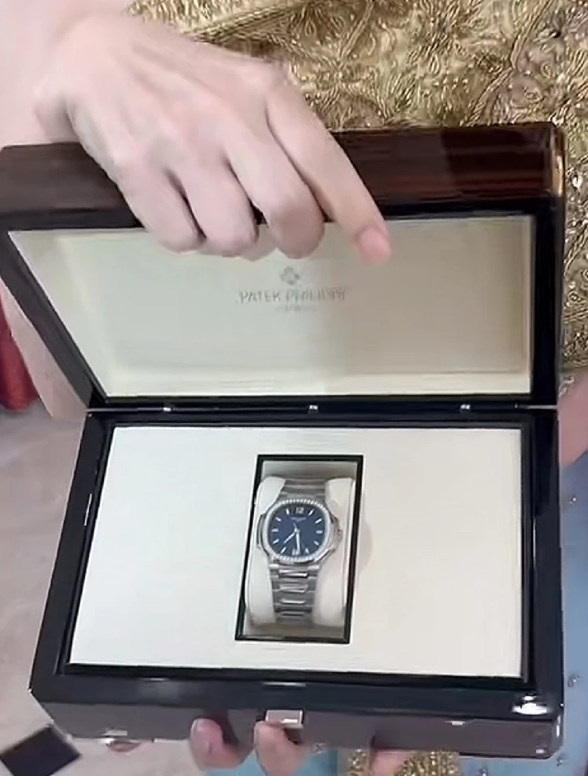 "หนุ่ม กะลา" ฟาดหน้าสั่น! ตอกกลับชาวเน็ตแซะแรง "เอาเงินไปซื้อของให้ลูกบ้าง"