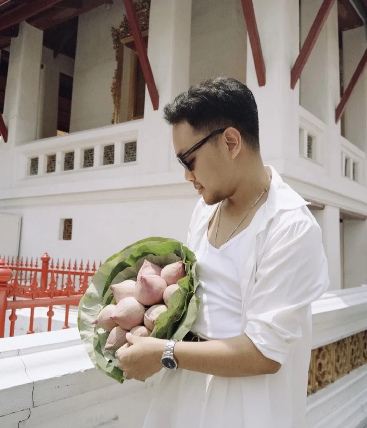 Gen Z ปลุกชีพ "ดอกบัว" สลัดภาพจำหิ้งพระ สู่พร็อพแฟชั่นสุดชิค