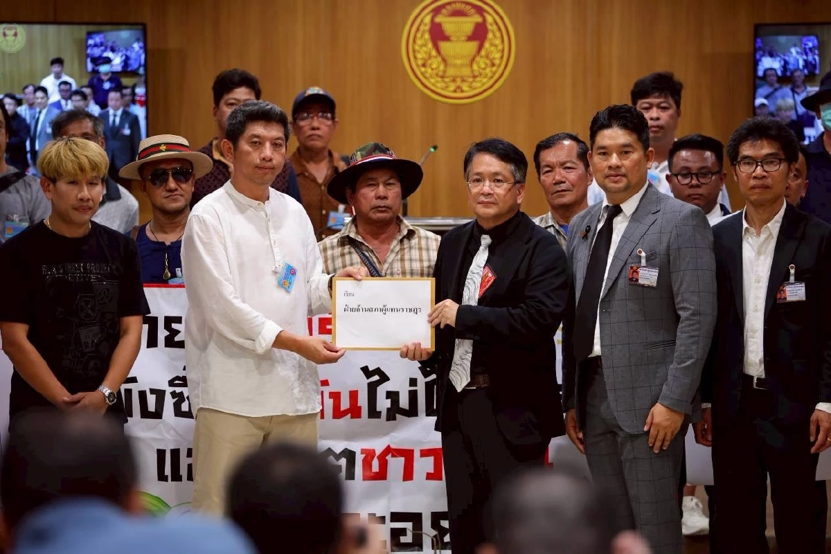 เกษตรกรมะพร้าวน้ำหอม บุกรัฐสภา จี้! รัฐบาลแก้ปัญหาราคาตกต่ำ