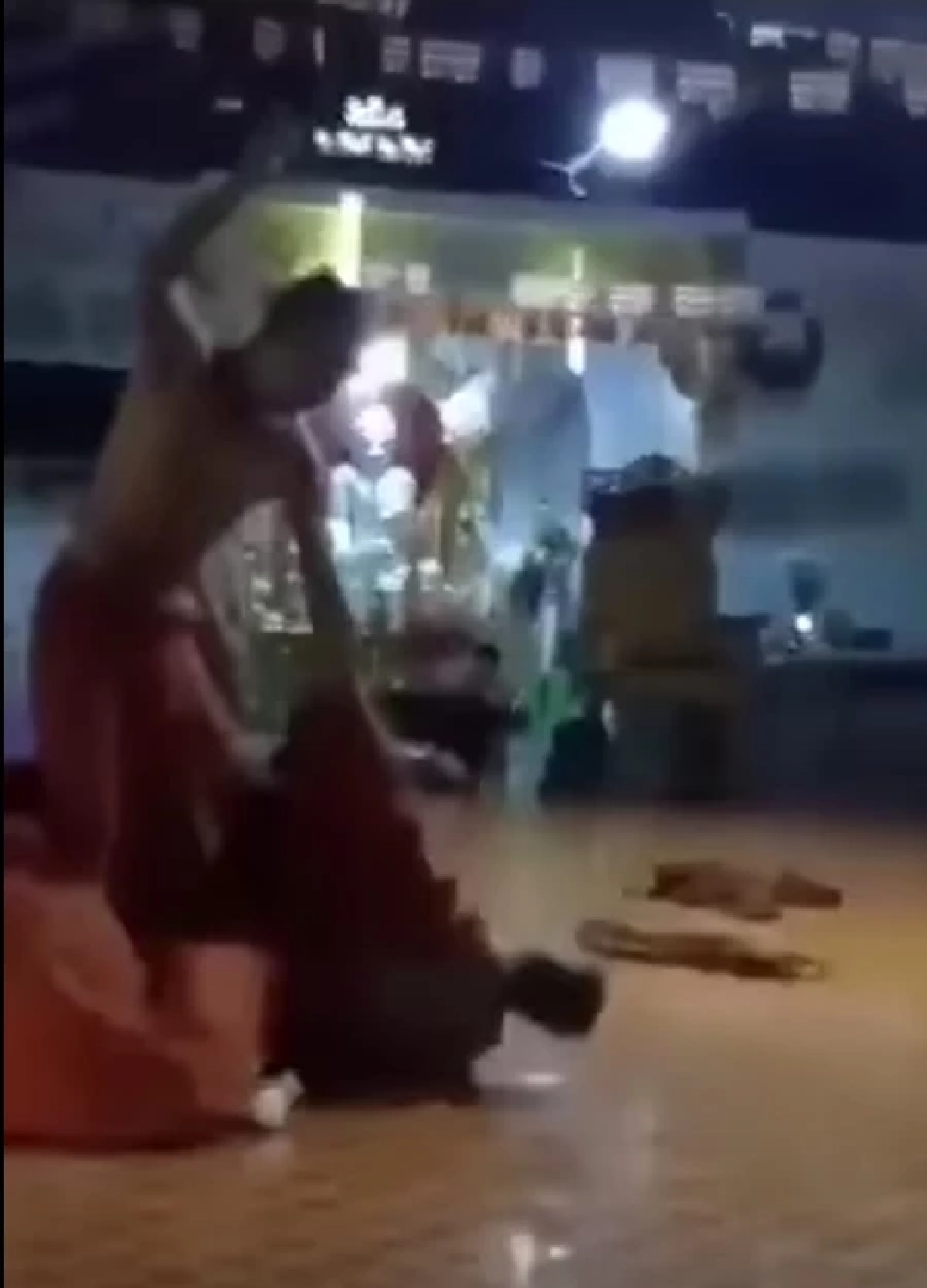 ฟาดไม่ยั้ง! พระสุดโหด ใช้ไม้เรียว เฆี่ยนตีเณร ไม่เบาแรง