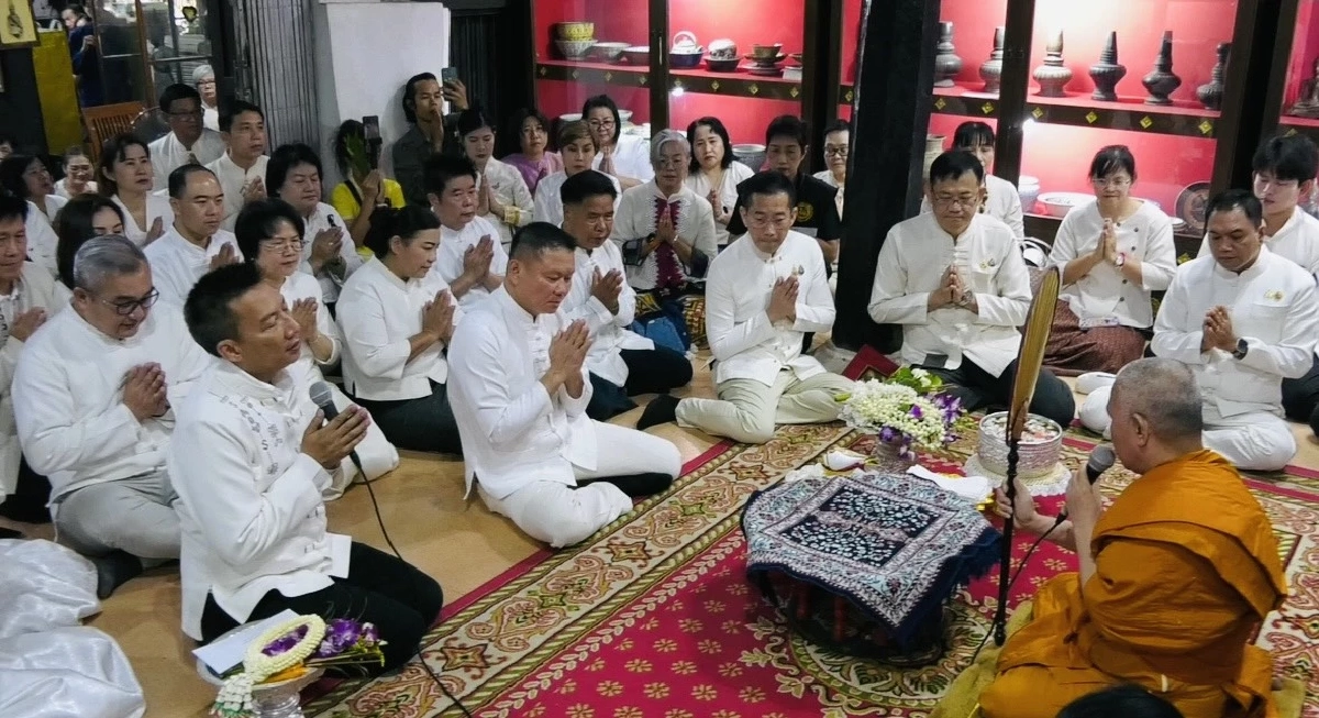 สาธุ! 1 ปีมีครั้งเดียวอัญเชิญ “พระเจ้าแก้วมรกตดอนเต้า” ให้ประชาชนสรงน้ำใกล้ชิด