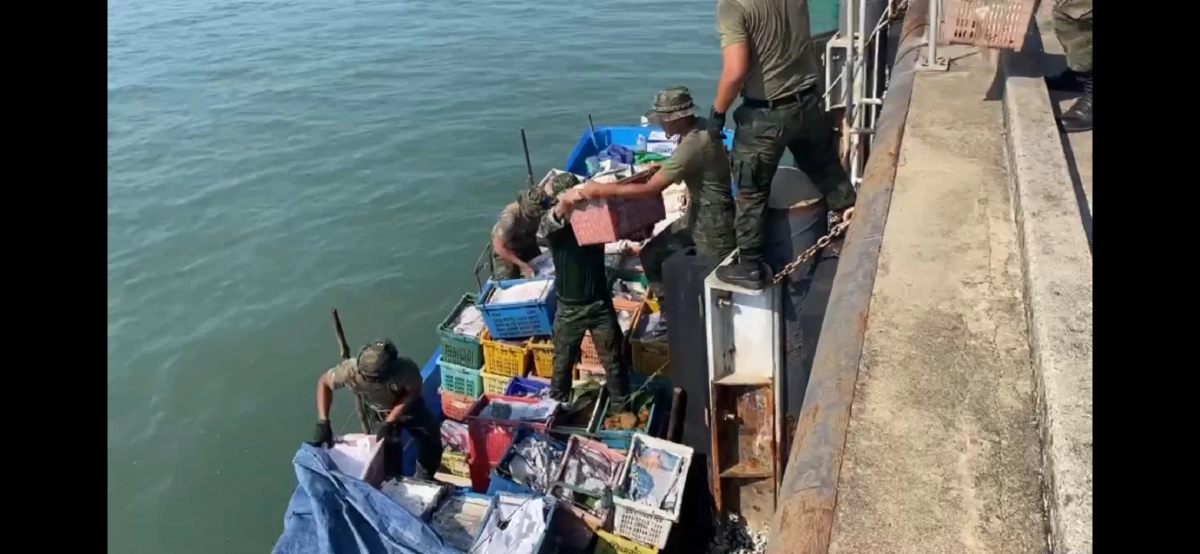 จับเรือเมขร 4 ลำ ลักลอบขนเสบียงสินค้าไทยกลางดึก ลูกเรือโดดน้ำหวังหนี แต่ไม่รอด