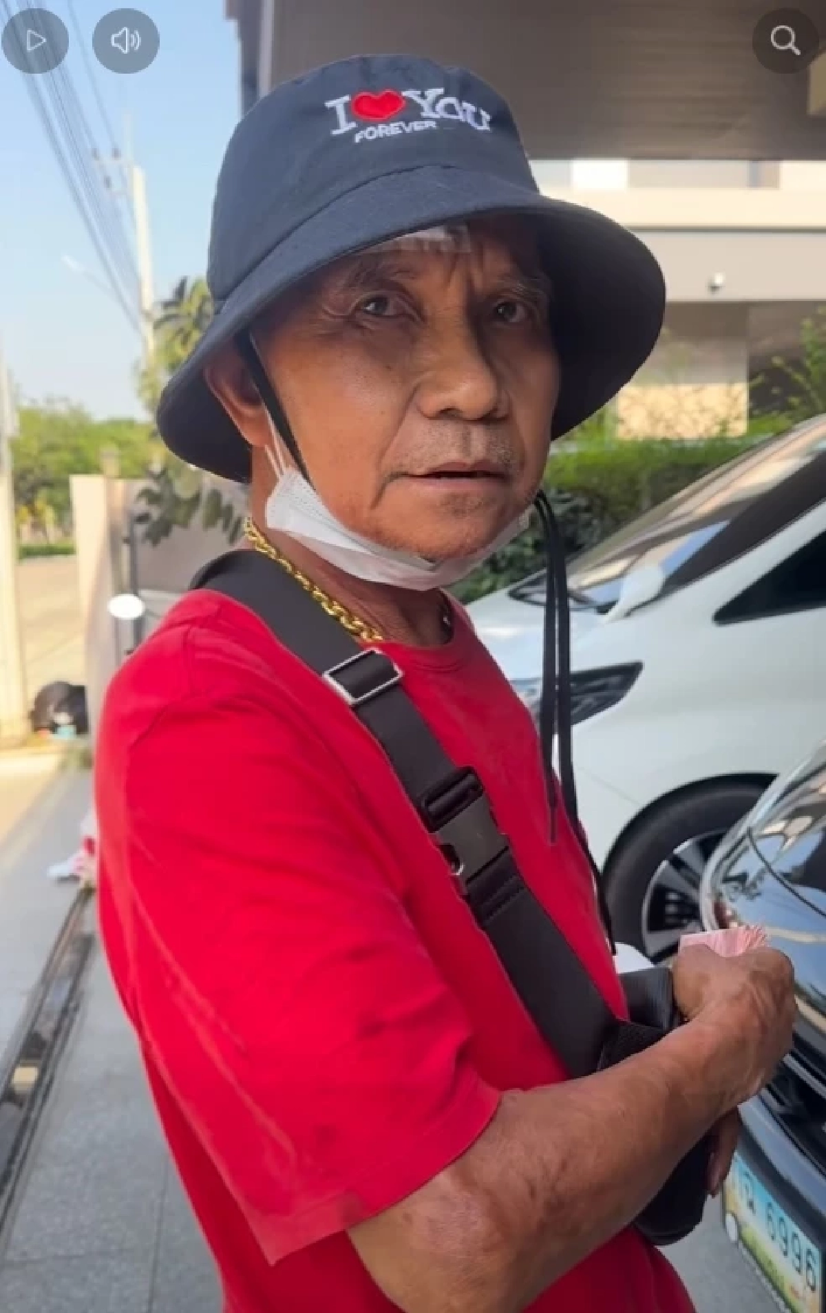 เลขทะเบียนรถมอเตอร์ไซค์ พ่อ "จ๊ะ นงผณี" ขับรถเอาข้าวสารไปแจก FC