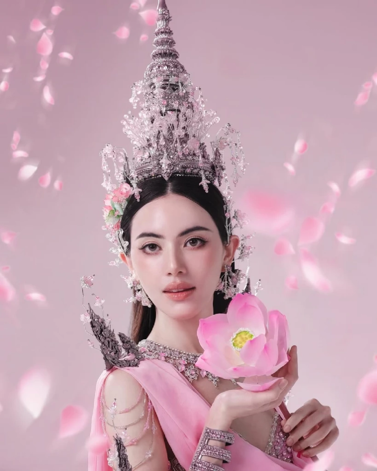 สวยตาแตก! "ใหม่ ดาวิกา" แปลงโฉม เป็นนางสงกรานต์ 2569 สุดจึ้ง