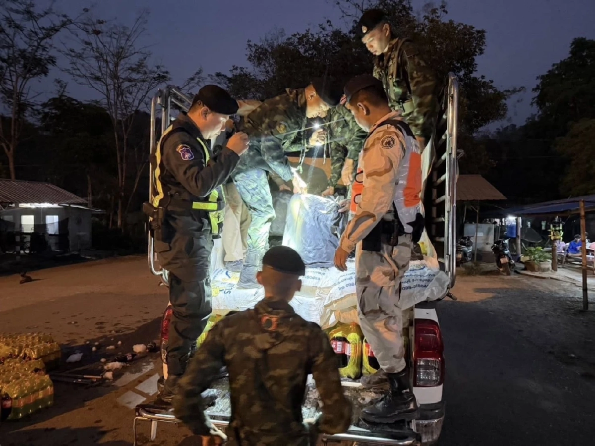 ฉก.ลาดหญ้า จับกระบะซุกน้ำมัน 1,260 ลิตร เตรียมส่งขายเพื่อนบ้าน