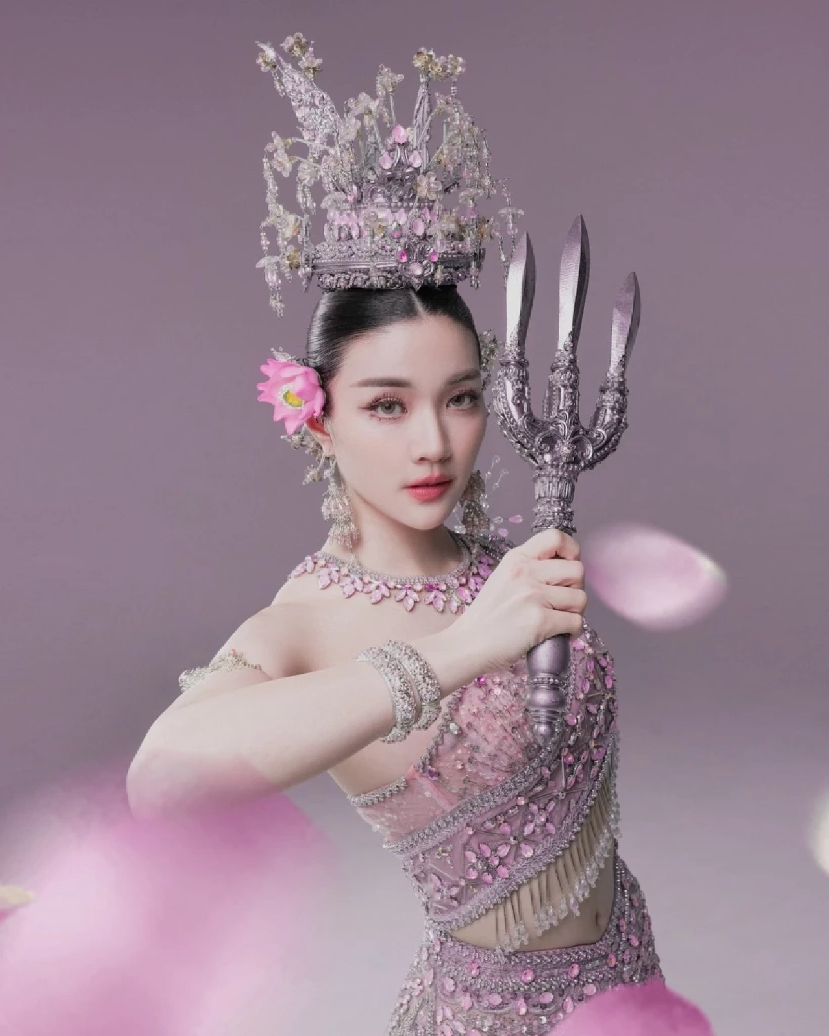 'จินนี่ ณัฐณิชา' ปล่อยลุคสงกรานต์สุดแฟนตาซี นางรากษสเทวี