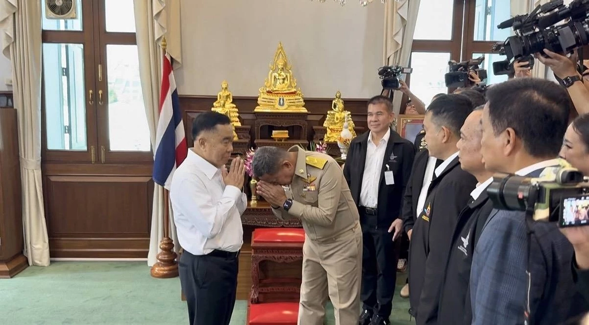 "บิ๊กเล็ก" เปิดใจอำลา รมว.กลาโหม ฝาก "บิ๊กดุลย์" สานต่อขึ้นเงินเดือนจ่า-นายสิบ