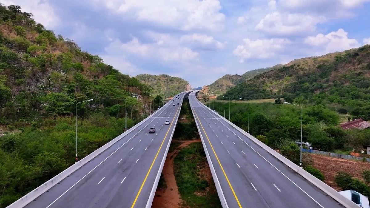 รู้ไว้หนีรถติด! เช็ก 4 เส้นทางเลือกเข้า-ออกกรุงเทพฯ รับสงกรานต์ 2569