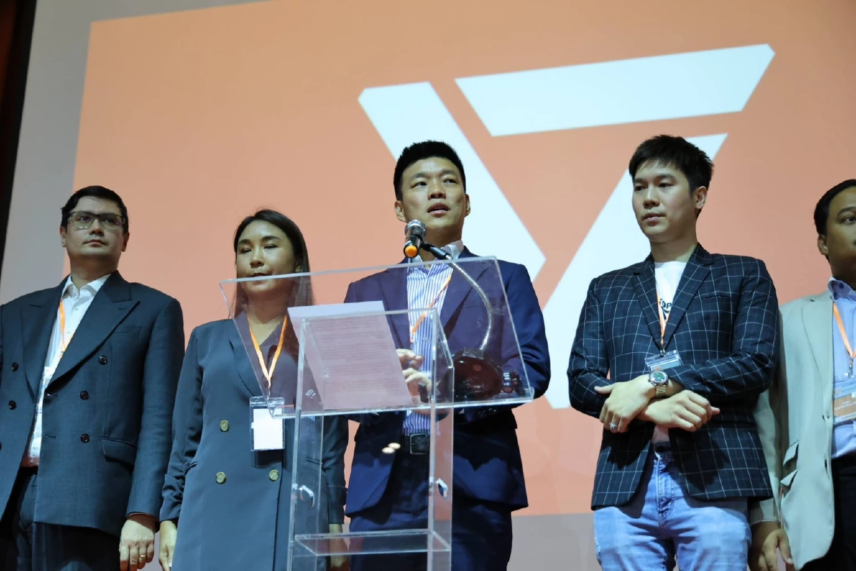 "เท้ง" นำ 10 สส. แถลงสู้คดีจริยธรรม ยันแก้ 112 ไม่ได้มุ่งร้ายระบอบฯ  จากนี้ไร้เพดานไม่เลิกอุดมการณ์