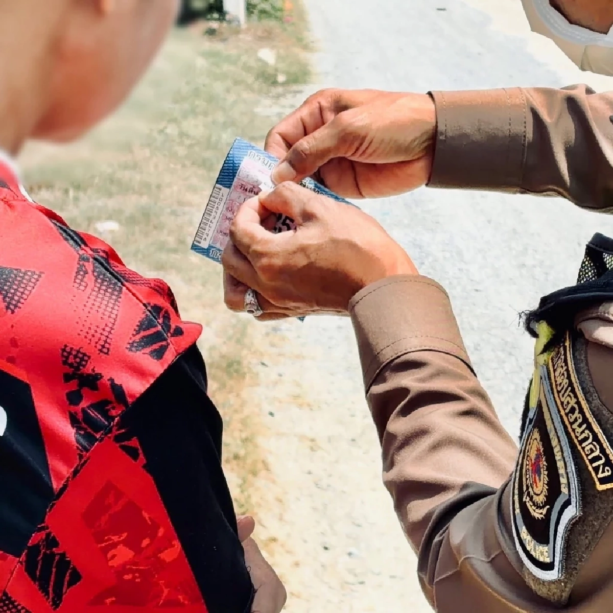 โป๊ะแตกทั้งคัน! ตร.สกัดจับ ตรวจพบรถปลอมทะเบียน-เล่ม-ป้ายภาษี