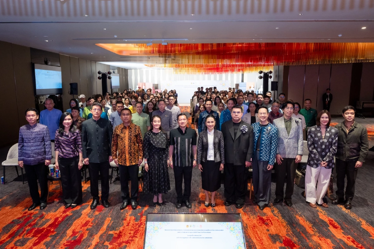 ปลัดมหาดไทย  นำทีมบุก "ไอคอนสยาม" ยกระดับผ้าไทยสู่เวทีสากล