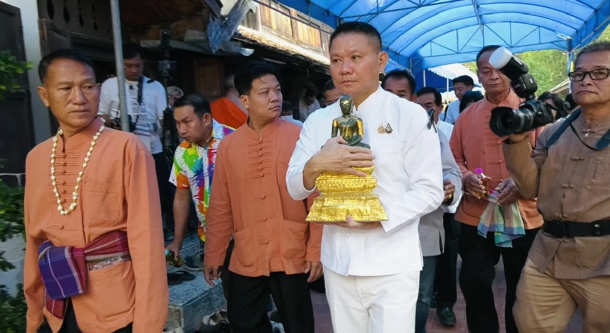 สาธุ! 1 ปีมีครั้งเดียวอัญเชิญ “พระเจ้าแก้วมรกตดอนเต้า” ให้ประชาชนสรงน้ำใกล้ชิด