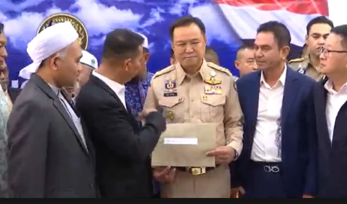 ยื่นหนังสือปม มทภ.4 ชี้ รร.ปอเนาะเป็นแหล่งบ่มเพาะผู้ก่อการร้าย