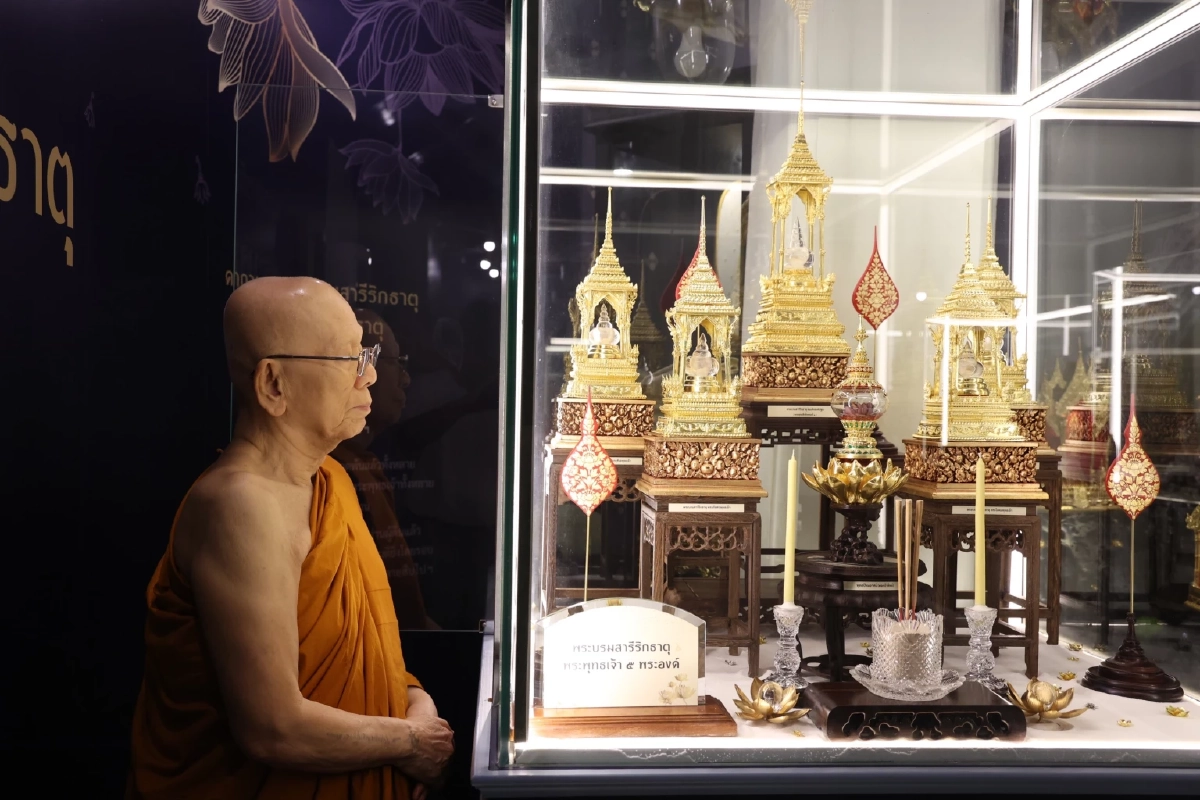 วัดปทุมวนารามอัญเชิญ “พระบรมสารีริกธาตุ 5 พระองค์” ให้สรงน้ำใกล้ชิด