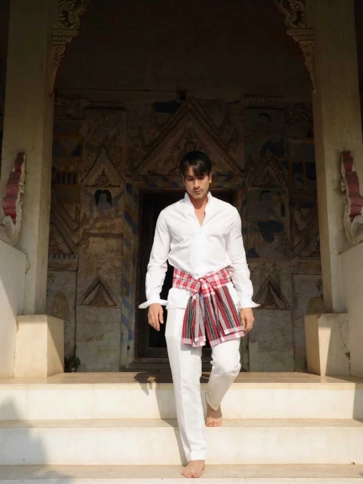 'ณเดชน์ - ญาญ่า' ควงคู่เข้าวัดนุ่งชุดไทย เตรียมวิวาห์อีสานสุดอบอุ่น 17 เม.ย. นี้